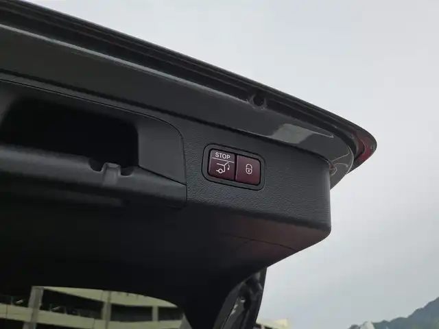 メルセデス・ベンツ ＧＬＣ３００ 4マチック 愛知県 2020(令2)年 6.7万km セレナイトグレー 〇４WD/〇ワンオーナー/〇純正10.25インチワイドディスプレイ/〇フルセグTV/〇パワーバックドア/〇ETC2.0/〇ドライブレコーダー/〇クルーズコントロール/〇コーナーセンサー/〇レーダーセーフティパッケージ/〇ターボ/〇LEDヘッドランプ/〇アダプティブハイビームアシスト/〇革巻きステアリングホイール/〇ブラック合皮/ファブリックコンビシート/〇パワーシート/シートヒーター/〇純正19インチアルミホイール/〇クロームルーフレール/〇キーレスゴー/〇禁煙車