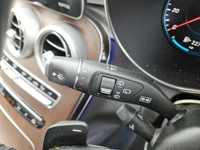 メルセデス・ベンツ ＧＬＣ３００ 4マチック 愛知県 2020(令2)年 6.7万km セレナイトグレー 〇４WD/〇ワンオーナー/〇純正10.25インチワイドディスプレイ/〇フルセグTV/〇パワーバックドア/〇ETC2.0/〇ドライブレコーダー/〇クルーズコントロール/〇コーナーセンサー/〇レーダーセーフティパッケージ/〇ターボ/〇LEDヘッドランプ/〇アダプティブハイビームアシスト/〇革巻きステアリングホイール/〇ブラック合皮/ファブリックコンビシート/〇パワーシート/シートヒーター/〇純正19インチアルミホイール/〇クロームルーフレール/〇キーレスゴー/〇禁煙車