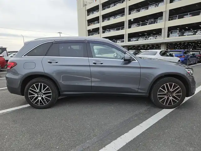 メルセデス・ベンツ ＧＬＣ３００ 4マチック 愛知県 2020(令2)年 6.7万km セレナイトグレー 〇４WD/〇ワンオーナー/〇純正10.25インチワイドディスプレイ/〇フルセグTV/〇パワーバックドア/〇ETC2.0/〇ドライブレコーダー/〇クルーズコントロール/〇コーナーセンサー/〇レーダーセーフティパッケージ/〇ターボ/〇LEDヘッドランプ/〇アダプティブハイビームアシスト/〇革巻きステアリングホイール/〇ブラック合皮/ファブリックコンビシート/〇パワーシート/シートヒーター/〇純正19インチアルミホイール/〇クロームルーフレール/〇キーレスゴー/〇禁煙車