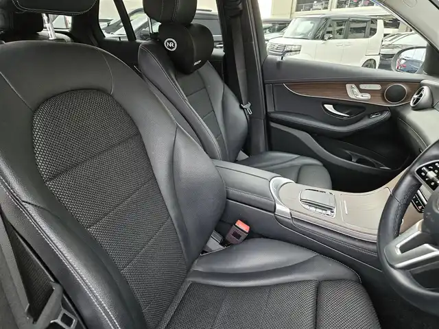 メルセデス・ベンツ ＧＬＣ３００ 4マチック 愛知県 2020(令2)年 6.7万km セレナイトグレー 〇４WD/〇ワンオーナー/〇純正10.25インチワイドディスプレイ/〇フルセグTV/〇パワーバックドア/〇ETC2.0/〇ドライブレコーダー/〇クルーズコントロール/〇コーナーセンサー/〇レーダーセーフティパッケージ/〇ターボ/〇LEDヘッドランプ/〇アダプティブハイビームアシスト/〇革巻きステアリングホイール/〇ブラック合皮/ファブリックコンビシート/〇パワーシート/シートヒーター/〇純正19インチアルミホイール/〇クロームルーフレール/〇キーレスゴー/〇禁煙車