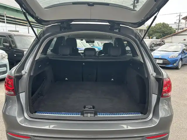 メルセデス・ベンツ ＧＬＣ３００ 4マチック 愛知県 2020(令2)年 6.7万km セレナイトグレー 〇4WD/〇ワンオーナー/〇純正10.25インチナビ/〇フルセグTV/〇パワーバックドア/〇360°カメラシステム/〇ETC2.0/〇純正ドライブレコーダー/〇アクティブディスタンスアシストディストロニック/〇パークトロニック/〇レーダーセーフティパッケージ/・アクティブエマージェンシーストップアシスト/・アクティブレーンキーピングアシスト/・アクティブブラインドスポットアシスト/〇ターボ/〇LEDヘッドランプ/〇アダプティブハイビームアシスト/〇革巻きステアリングホイール/〇ハーフレザーシート/〇全席シートヒーター/〇前席メモリー機能付パワーシート/〇クロームルーフレール/〇純正19インチアルミホイール/〇キーレスゴー/〇禁煙車