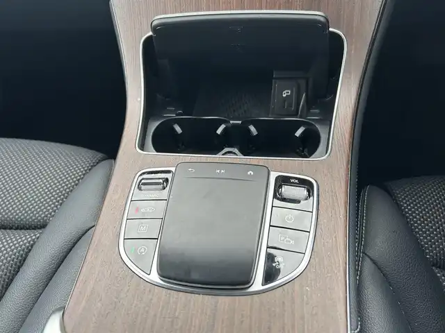 メルセデス・ベンツ ＧＬＣ３００ 4マチック 愛知県 2020(令2)年 6.7万km セレナイトグレー 〇4WD/〇ワンオーナー/〇純正10.25インチナビ/〇フルセグTV/〇パワーバックドア/〇360°カメラシステム/〇ETC2.0/〇純正ドライブレコーダー/〇アクティブディスタンスアシストディストロニック/〇パークトロニック/〇レーダーセーフティパッケージ/・アクティブエマージェンシーストップアシスト/・アクティブレーンキーピングアシスト/・アクティブブラインドスポットアシスト/〇ターボ/〇LEDヘッドランプ/〇アダプティブハイビームアシスト/〇革巻きステアリングホイール/〇ハーフレザーシート/〇全席シートヒーター/〇前席メモリー機能付パワーシート/〇クロームルーフレール/〇純正19インチアルミホイール/〇キーレスゴー/〇禁煙車