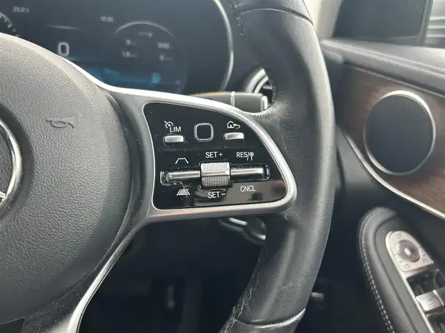 メルセデス・ベンツ ＧＬＣ３００ 4マチック 愛知県 2020(令2)年 6.7万km セレナイトグレー 〇4WD/〇ワンオーナー/〇純正10.25インチナビ/〇フルセグTV/〇パワーバックドア/〇360°カメラシステム/〇ETC2.0/〇純正ドライブレコーダー/〇アクティブディスタンスアシストディストロニック/〇パークトロニック/〇レーダーセーフティパッケージ/・アクティブエマージェンシーストップアシスト/・アクティブレーンキーピングアシスト/・アクティブブラインドスポットアシスト/〇ターボ/〇LEDヘッドランプ/〇アダプティブハイビームアシスト/〇革巻きステアリングホイール/〇ハーフレザーシート/〇全席シートヒーター/〇前席メモリー機能付パワーシート/〇クロームルーフレール/〇純正19インチアルミホイール/〇キーレスゴー/〇禁煙車