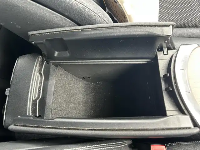 メルセデス・ベンツ ＧＬＣ３００ 4マチック 愛知県 2020(令2)年 6.7万km セレナイトグレー 〇4WD/〇ワンオーナー/〇純正10.25インチナビ/〇フルセグTV/〇パワーバックドア/〇360°カメラシステム/〇ETC2.0/〇純正ドライブレコーダー/〇アクティブディスタンスアシストディストロニック/〇パークトロニック/〇レーダーセーフティパッケージ/・アクティブエマージェンシーストップアシスト/・アクティブレーンキーピングアシスト/・アクティブブラインドスポットアシスト/〇ターボ/〇LEDヘッドランプ/〇アダプティブハイビームアシスト/〇革巻きステアリングホイール/〇ハーフレザーシート/〇全席シートヒーター/〇前席メモリー機能付パワーシート/〇クロームルーフレール/〇純正19インチアルミホイール/〇キーレスゴー/〇禁煙車