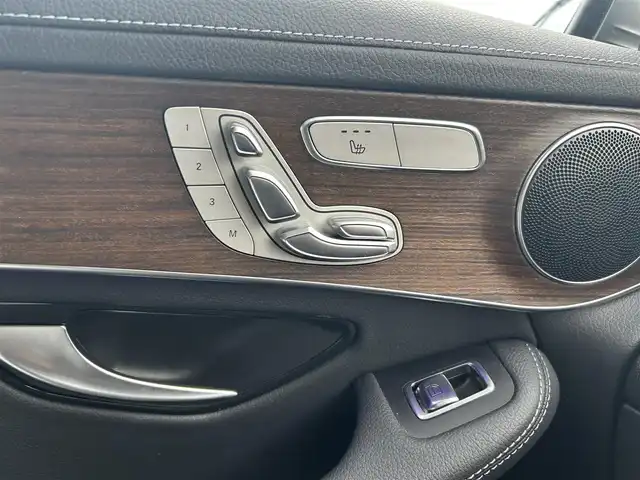 メルセデス・ベンツ ＧＬＣ３００ 4マチック 愛知県 2020(令2)年 6.7万km セレナイトグレー 〇4WD/〇ワンオーナー/〇純正10.25インチナビ/〇フルセグTV/〇パワーバックドア/〇360°カメラシステム/〇ETC2.0/〇純正ドライブレコーダー/〇アクティブディスタンスアシストディストロニック/〇パークトロニック/〇レーダーセーフティパッケージ/・アクティブエマージェンシーストップアシスト/・アクティブレーンキーピングアシスト/・アクティブブラインドスポットアシスト/〇ターボ/〇LEDヘッドランプ/〇アダプティブハイビームアシスト/〇革巻きステアリングホイール/〇ハーフレザーシート/〇全席シートヒーター/〇前席メモリー機能付パワーシート/〇クロームルーフレール/〇純正19インチアルミホイール/〇キーレスゴー/〇禁煙車