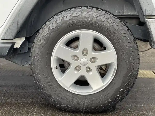 クライスラー・ジープ ジープ ラングラー 青森県 2016(平28)年 5.9万km ブライトホワイト 社外メモリナビ/(フルセグTV/CD/DVD/Bluetooth)/後席モニター/バックカメラ/ドライブレコーダー　前のみ/4WD/ETC/サイドモニター/純正アルミホイール/純正フロアマット/オートライト/保証書取説　あり