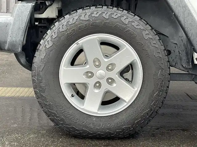 クライスラー・ジープ ジープ ラングラー 青森県 2016(平28)年 5.9万km ブライトホワイト 社外メモリナビ/(フルセグTV/CD/DVD/Bluetooth)/後席モニター/バックカメラ/ドライブレコーダー　前のみ/4WD/ETC/サイドモニター/純正アルミホイール/純正フロアマット/オートライト/保証書取説　あり