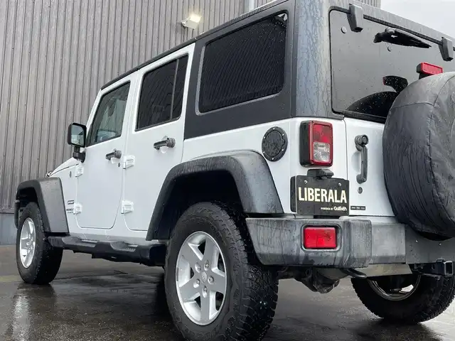 クライスラー・ジープ ジープ ラングラー 青森県 2016(平28)年 5.9万km ブライトホワイト 社外メモリナビ/(フルセグTV/CD/DVD/Bluetooth)/後席モニター/バックカメラ/ドライブレコーダー　前のみ/4WD/ETC/サイドモニター/純正アルミホイール/純正フロアマット/オートライト/保証書取説　あり