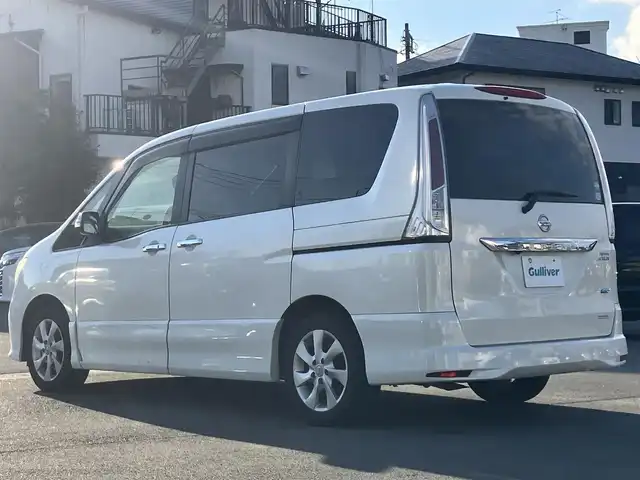 日産 セレナ ハイウェイスター 静岡県 2012(平24)年 14.5万km ブリリアントホワイトパール エンジンスタートボタン/パワーステアリング/パワーウィンドウ/アイドリングストップ/スマートキー/Wオートエアコン/クルーズコントロール/ETC/バックカメラ/純正ナビ（CD/DVD/BT/フルセグ）/三列シート/ドライブレコーダー/純正フロアマット/ウォークスルー/布シート/両側パワースライドドア/純正アルミホイール/ABS/横滑り防止装置/盗難防止装置/オートライト/キセノン/Wエアバッグ