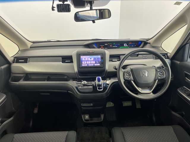 ホンダ フリード＋ ハイブリット G ホンダセンシング 鹿児島県 2016(平28)年 6.9万km クリスタルブラックパール 純正メモリナビ/（AM/FM/CD/DVD/Bluetooth/フルセグ）/ホンダセンシング/・アダプティブ・クルーズ・コントロール（ACC）/・車線維持支援システム（LKAS）/・衝突軽減ブレーキ（CMBS）/・誤発進抑制機能（前進）/・歩行者事故低減ステアリング/・路外逸脱抑制機能/・先行車発進お知らせ機能/・標識認識機能/両側パワースライドドア/ビルトインETC/前後ドライブレコーダー/スマートキー＆プッシュスタート/ステアリングスイッチ/純正フロアマット/ドアバイザー/LEDヘッドライト