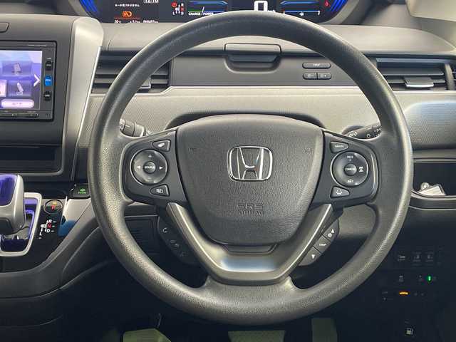 ホンダ フリード＋ ハイブリット G ホンダセンシング 鹿児島県 2016(平28)年 6.9万km クリスタルブラックパール 純正メモリナビ/（AM/FM/CD/DVD/Bluetooth/フルセグ）/ホンダセンシング/・アダプティブ・クルーズ・コントロール（ACC）/・車線維持支援システム（LKAS）/・衝突軽減ブレーキ（CMBS）/・誤発進抑制機能（前進）/・歩行者事故低減ステアリング/・路外逸脱抑制機能/・先行車発進お知らせ機能/・標識認識機能/両側パワースライドドア/ビルトインETC/前後ドライブレコーダー/スマートキー＆プッシュスタート/ステアリングスイッチ/純正フロアマット/ドアバイザー/LEDヘッドライト