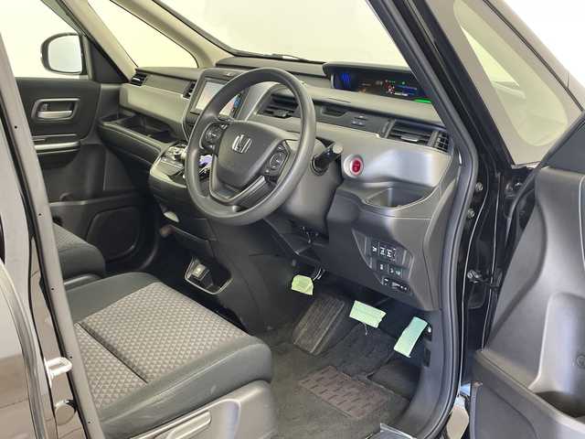 ホンダ フリード＋ ハイブリット G ホンダセンシング 鹿児島県 2016(平28)年 6.9万km クリスタルブラックパール 純正メモリナビ/（AM/FM/CD/DVD/Bluetooth/フルセグ）/ホンダセンシング/・アダプティブ・クルーズ・コントロール（ACC）/・車線維持支援システム（LKAS）/・衝突軽減ブレーキ（CMBS）/・誤発進抑制機能（前進）/・歩行者事故低減ステアリング/・路外逸脱抑制機能/・先行車発進お知らせ機能/・標識認識機能/両側パワースライドドア/ビルトインETC/前後ドライブレコーダー/スマートキー＆プッシュスタート/ステアリングスイッチ/純正フロアマット/ドアバイザー/LEDヘッドライト