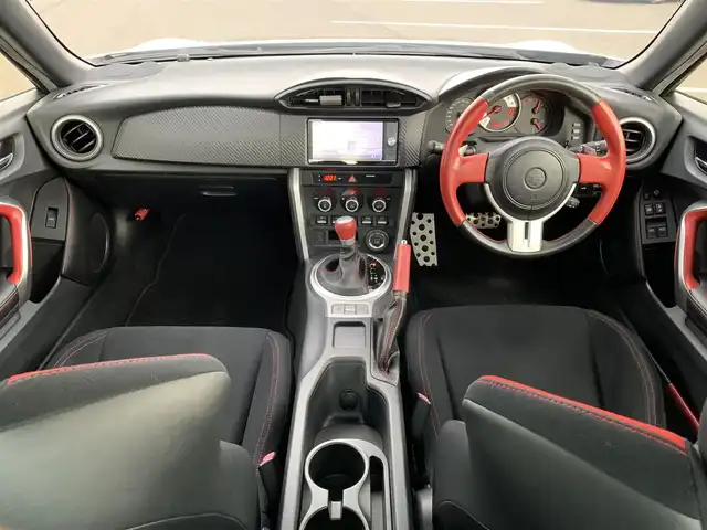トヨタ ８６ GT 福岡県 2015(平27)年 7.4万km クリスタルホワイトパール ・社外ナビ(AVIC-ZH0077W)/・フルセグ/・クルーズコントロール/・パドルシフト/・トラスト製Greddyフロントスカート/・LIBERAL製Baruta サイドスポイラー/・VERTEX製リヤプロテクター/・カーボンリアトランクスポイラー/・クスコ製フロントストラットタワーバー/・クスコ製車高調(Street ZERO A)/・HKS製インテークパイプ/・HKS製フロントサクションパイプ/・HKS製メタルキャタライザー(排ガス認証取得済)/・HKS製スポーツマフラー/・HPI製トーイングベルト(牽引ベルト前後)/・SSR製GTV01(18インチ)