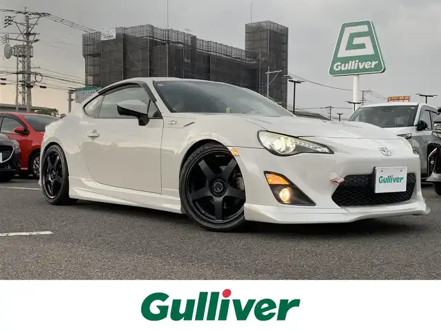トヨタ ８６ GT 福岡県 2015(平27)年 7.4万km クリスタルホワイトパール ・社外ナビ(AVIC-ZH0077W)/・フルセグ/・クルーズコントロール/・パドルシフト/・トラスト製Greddyフロントスカート/・LIBERAL製Baruta サイドスポイラー/・VERTEX製リヤプロテクター/・カーボンリアトランクスポイラー/・クスコ製フロントストラットタワーバー/・クスコ製車高調(Street ZERO A)/・HKS製インテークパイプ/・HKS製フロントサクションパイプ/・HKS製メタルキャタライザー(排ガス認証取得済)/・HKS製スポーツマフラー/・HPI製トーイングベルト(牽引ベルト前後)/・SSR製GTV01(18インチ)