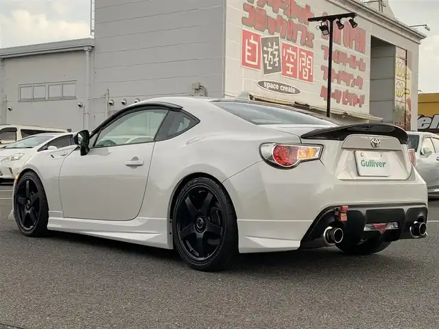 トヨタ ８６ GT 福岡県 2015(平27)年 7.4万km クリスタルホワイトパール ・社外ナビ(AVIC-ZH0077W)/・フルセグ/・クルーズコントロール/・パドルシフト/・トラスト製Greddyフロントスカート/・LIBERAL製Baruta サイドスポイラー/・VERTEX製リヤプロテクター/・カーボンリアトランクスポイラー/・クスコ製フロントストラットタワーバー/・クスコ製車高調(Street ZERO A)/・HKS製インテークパイプ/・HKS製フロントサクションパイプ/・HKS製メタルキャタライザー(排ガス認証取得済)/・HKS製スポーツマフラー/・HPI製トーイングベルト(牽引ベルト前後)/・SSR製GTV01(18インチ)