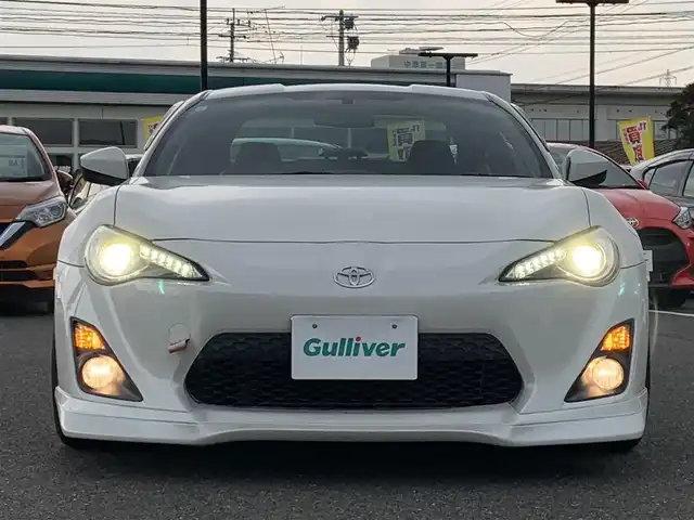 トヨタ ８６ GT 福岡県 2015(平27)年 7.4万km クリスタルホワイトパール ・社外ナビ(AVIC-ZH0077W)/・フルセグ/・クルーズコントロール/・パドルシフト/・トラスト製Greddyフロントスカート/・LIBERAL製Baruta サイドスポイラー/・VERTEX製リヤプロテクター/・カーボンリアトランクスポイラー/・クスコ製フロントストラットタワーバー/・クスコ製車高調(Street ZERO A)/・HKS製インテークパイプ/・HKS製フロントサクションパイプ/・HKS製メタルキャタライザー(排ガス認証取得済)/・HKS製スポーツマフラー/・HPI製トーイングベルト(牽引ベルト前後)/・SSR製GTV01(18インチ)