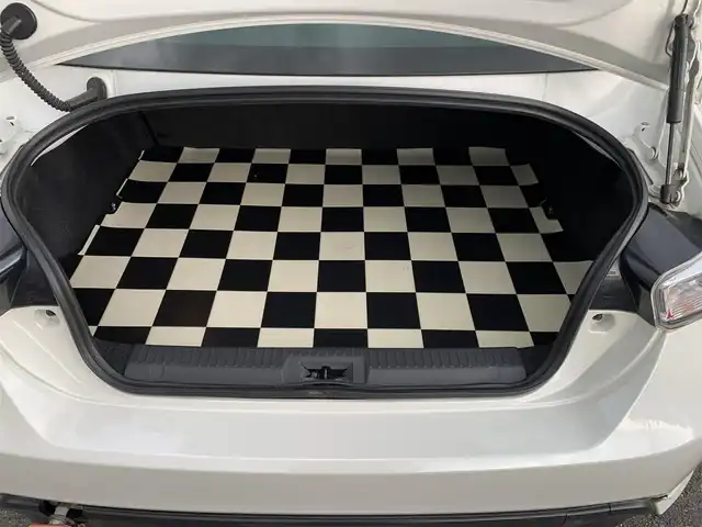 トヨタ ８６ GT 福岡県 2015(平27)年 7.4万km クリスタルホワイトパール ・社外ナビ(AVIC-ZH0077W)/・フルセグ/・クルーズコントロール/・パドルシフト/・トラスト製Greddyフロントスカート/・LIBERAL製Baruta サイドスポイラー/・VERTEX製リヤプロテクター/・カーボンリアトランクスポイラー/・クスコ製フロントストラットタワーバー/・クスコ製車高調(Street ZERO A)/・HKS製インテークパイプ/・HKS製フロントサクションパイプ/・HKS製メタルキャタライザー(排ガス認証取得済)/・HKS製スポーツマフラー/・HPI製トーイングベルト(牽引ベルト前後)/・SSR製GTV01(18インチ)