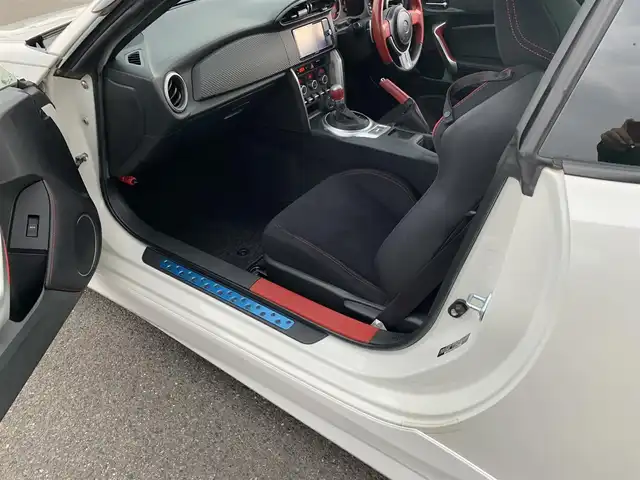 トヨタ ８６ GT 福岡県 2015(平27)年 7.4万km クリスタルホワイトパール ・社外ナビ(AVIC-ZH0077W)/・フルセグ/・クルーズコントロール/・パドルシフト/・トラスト製Greddyフロントスカート/・LIBERAL製Baruta サイドスポイラー/・VERTEX製リヤプロテクター/・カーボンリアトランクスポイラー/・クスコ製フロントストラットタワーバー/・クスコ製車高調(Street ZERO A)/・HKS製インテークパイプ/・HKS製フロントサクションパイプ/・HKS製メタルキャタライザー(排ガス認証取得済)/・HKS製スポーツマフラー/・HPI製トーイングベルト(牽引ベルト前後)/・SSR製GTV01(18インチ)