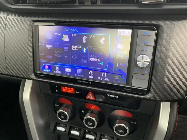 トヨタ ８６ GT 福岡県 2015(平27)年 7.4万km クリスタルホワイトパール ・社外ナビ(AVIC-ZH0077W)/・フルセグ/・クルーズコントロール/・パドルシフト/・トラスト製Greddyフロントスカート/・LIBERAL製Baruta サイドスポイラー/・VERTEX製リヤプロテクター/・カーボンリアトランクスポイラー/・クスコ製フロントストラットタワーバー/・クスコ製車高調(Street ZERO A)/・HKS製インテークパイプ/・HKS製フロントサクションパイプ/・HKS製メタルキャタライザー(排ガス認証取得済)/・HKS製スポーツマフラー/・HPI製トーイングベルト(牽引ベルト前後)/・SSR製GTV01(18インチ)