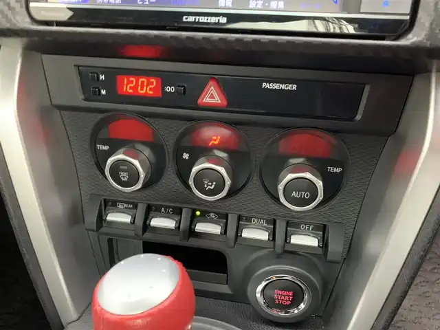 トヨタ ８６ GT 福岡県 2015(平27)年 7.4万km クリスタルホワイトパール ・社外ナビ(AVIC-ZH0077W)/・フルセグ/・クルーズコントロール/・パドルシフト/・トラスト製Greddyフロントスカート/・LIBERAL製Baruta サイドスポイラー/・VERTEX製リヤプロテクター/・カーボンリアトランクスポイラー/・クスコ製フロントストラットタワーバー/・クスコ製車高調(Street ZERO A)/・HKS製インテークパイプ/・HKS製フロントサクションパイプ/・HKS製メタルキャタライザー(排ガス認証取得済)/・HKS製スポーツマフラー/・HPI製トーイングベルト(牽引ベルト前後)/・SSR製GTV01(18インチ)