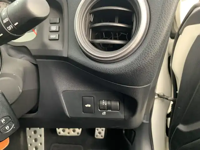 トヨタ ８６ GT 福岡県 2015(平27)年 7.4万km クリスタルホワイトパール ・社外ナビ(AVIC-ZH0077W)/・フルセグ/・クルーズコントロール/・パドルシフト/・トラスト製Greddyフロントスカート/・LIBERAL製Baruta サイドスポイラー/・VERTEX製リヤプロテクター/・カーボンリアトランクスポイラー/・クスコ製フロントストラットタワーバー/・クスコ製車高調(Street ZERO A)/・HKS製インテークパイプ/・HKS製フロントサクションパイプ/・HKS製メタルキャタライザー(排ガス認証取得済)/・HKS製スポーツマフラー/・HPI製トーイングベルト(牽引ベルト前後)/・SSR製GTV01(18インチ)