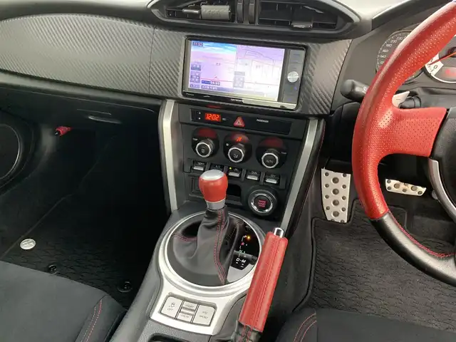 トヨタ ８６ GT 福岡県 2015(平27)年 7.4万km クリスタルホワイトパール ・社外ナビ(AVIC-ZH0077W)/・フルセグ/・クルーズコントロール/・パドルシフト/・トラスト製Greddyフロントスカート/・LIBERAL製Baruta サイドスポイラー/・VERTEX製リヤプロテクター/・カーボンリアトランクスポイラー/・クスコ製フロントストラットタワーバー/・クスコ製車高調(Street ZERO A)/・HKS製インテークパイプ/・HKS製フロントサクションパイプ/・HKS製メタルキャタライザー(排ガス認証取得済)/・HKS製スポーツマフラー/・HPI製トーイングベルト(牽引ベルト前後)/・SSR製GTV01(18インチ)