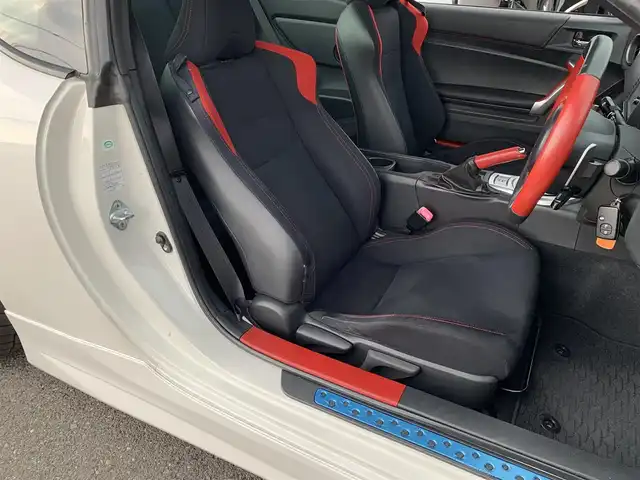 トヨタ ８６ GT 福岡県 2015(平27)年 7.4万km クリスタルホワイトパール ・社外ナビ(AVIC-ZH0077W)/・フルセグ/・クルーズコントロール/・パドルシフト/・トラスト製Greddyフロントスカート/・LIBERAL製Baruta サイドスポイラー/・VERTEX製リヤプロテクター/・カーボンリアトランクスポイラー/・クスコ製フロントストラットタワーバー/・クスコ製車高調(Street ZERO A)/・HKS製インテークパイプ/・HKS製フロントサクションパイプ/・HKS製メタルキャタライザー(排ガス認証取得済)/・HKS製スポーツマフラー/・HPI製トーイングベルト(牽引ベルト前後)/・SSR製GTV01(18インチ)