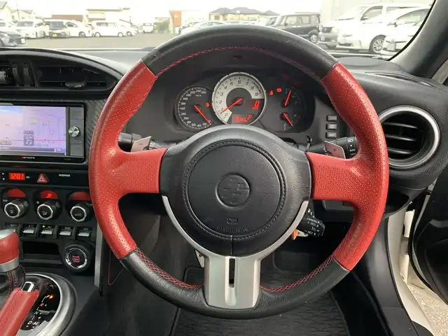 トヨタ ８６ GT 福岡県 2015(平27)年 7.4万km クリスタルホワイトパール ・社外ナビ(AVIC-ZH0077W)/・フルセグ/・クルーズコントロール/・パドルシフト/・トラスト製Greddyフロントスカート/・LIBERAL製Baruta サイドスポイラー/・VERTEX製リヤプロテクター/・カーボンリアトランクスポイラー/・クスコ製フロントストラットタワーバー/・クスコ製車高調(Street ZERO A)/・HKS製インテークパイプ/・HKS製フロントサクションパイプ/・HKS製メタルキャタライザー(排ガス認証取得済)/・HKS製スポーツマフラー/・HPI製トーイングベルト(牽引ベルト前後)/・SSR製GTV01(18インチ)