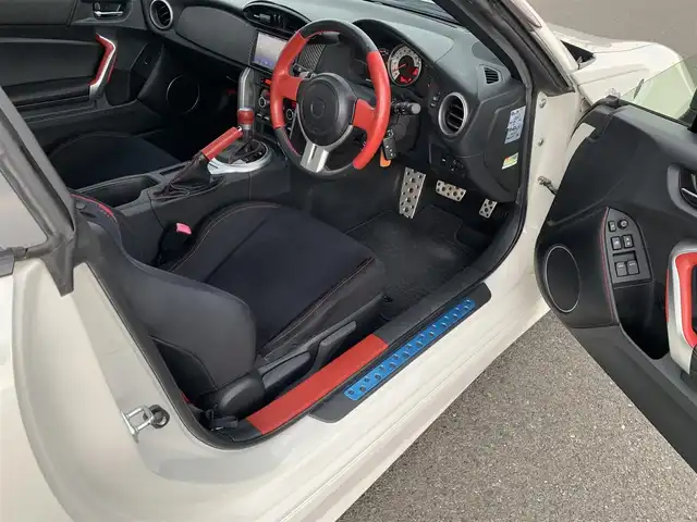 トヨタ ８６ GT 福岡県 2015(平27)年 7.4万km クリスタルホワイトパール ・社外ナビ(AVIC-ZH0077W)/・フルセグ/・クルーズコントロール/・パドルシフト/・トラスト製Greddyフロントスカート/・LIBERAL製Baruta サイドスポイラー/・VERTEX製リヤプロテクター/・カーボンリアトランクスポイラー/・クスコ製フロントストラットタワーバー/・クスコ製車高調(Street ZERO A)/・HKS製インテークパイプ/・HKS製フロントサクションパイプ/・HKS製メタルキャタライザー(排ガス認証取得済)/・HKS製スポーツマフラー/・HPI製トーイングベルト(牽引ベルト前後)/・SSR製GTV01(18インチ)