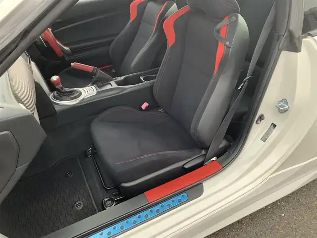 トヨタ ８６ GT 福岡県 2015(平27)年 7.4万km クリスタルホワイトパール ・社外ナビ(AVIC-ZH0077W)/・フルセグ/・クルーズコントロール/・パドルシフト/・トラスト製Greddyフロントスカート/・LIBERAL製Baruta サイドスポイラー/・VERTEX製リヤプロテクター/・カーボンリアトランクスポイラー/・クスコ製フロントストラットタワーバー/・クスコ製車高調(Street ZERO A)/・HKS製インテークパイプ/・HKS製フロントサクションパイプ/・HKS製メタルキャタライザー(排ガス認証取得済)/・HKS製スポーツマフラー/・HPI製トーイングベルト(牽引ベルト前後)/・SSR製GTV01(18インチ)
