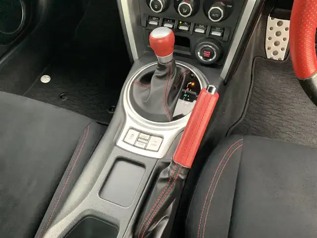 トヨタ ８６ GT 福岡県 2015(平27)年 7.4万km クリスタルホワイトパール ・社外ナビ(AVIC-ZH0077W)/・フルセグ/・クルーズコントロール/・パドルシフト/・トラスト製Greddyフロントスカート/・LIBERAL製Baruta サイドスポイラー/・VERTEX製リヤプロテクター/・カーボンリアトランクスポイラー/・クスコ製フロントストラットタワーバー/・クスコ製車高調(Street ZERO A)/・HKS製インテークパイプ/・HKS製フロントサクションパイプ/・HKS製メタルキャタライザー(排ガス認証取得済)/・HKS製スポーツマフラー/・HPI製トーイングベルト(牽引ベルト前後)/・SSR製GTV01(18インチ)