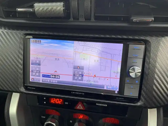 トヨタ ８６ GT 福岡県 2015(平27)年 7.4万km クリスタルホワイトパール ・社外ナビ(AVIC-ZH0077W)/・フルセグ/・クルーズコントロール/・パドルシフト/・トラスト製Greddyフロントスカート/・LIBERAL製Baruta サイドスポイラー/・VERTEX製リヤプロテクター/・カーボンリアトランクスポイラー/・クスコ製フロントストラットタワーバー/・クスコ製車高調(Street ZERO A)/・HKS製インテークパイプ/・HKS製フロントサクションパイプ/・HKS製メタルキャタライザー(排ガス認証取得済)/・HKS製スポーツマフラー/・HPI製トーイングベルト(牽引ベルト前後)/・SSR製GTV01(18インチ)