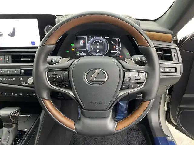 レクサス ＥＳ 300h バージョンL 宮城県 2022(令4)年 2.9万km アイスエクリュマイカメタリック マークレビンソン/パノラミックビューモニター/マークレビンソンサウンド/ヘッドアップディスプレイ/セーフティシステムプラス/・プリクラッシュセーフティ/・レーントレーシングアシスト/・アダプティブハイビームシステム/・レーダークルーズコントロール/・ロードサインアシスト/・先行車発進告知機能/・ドライバー異常時対応システム/ブラインドスポットモニター/パワートランクリッド/AC100Vアクセサリコンセント/パーキングサポートブレーキ（静止物/後方接近車両）/モーヴ内装（セミアニリン本革）/純正ナビ/・フルセグTV/・Bluetooth/・AppleCarPlay/AndroidAuto/・USB端子/ETC2.0/シートヒーター／ベンチレーション/後席シートヒーター/パワーシート/パワーシート（運転席メモリー機能付）/電動パーキングブレーキ/ブレーキホールド/3眼フルLEDヘッドランプ/電動サンシェード（リア）/純正18インチAW/純正フロアマット/置くだけ充電/禁煙車