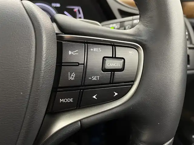 レクサス ＥＳ 300h バージョンL 宮城県 2022(令4)年 2.9万km アイスエクリュマイカメタリック マークレビンソン/パノラミックビューモニター/マークレビンソンサウンド/ヘッドアップディスプレイ/セーフティシステムプラス/・プリクラッシュセーフティ/・レーントレーシングアシスト/・アダプティブハイビームシステム/・レーダークルーズコントロール/・ロードサインアシスト/・先行車発進告知機能/・ドライバー異常時対応システム/ブラインドスポットモニター/パワートランクリッド/AC100Vアクセサリコンセント/パーキングサポートブレーキ（静止物/後方接近車両）/モーヴ内装（セミアニリン本革）/純正ナビ/・フルセグTV/・Bluetooth/・AppleCarPlay/AndroidAuto/・USB端子/ETC2.0/シートヒーター／ベンチレーション/後席シートヒーター/パワーシート/パワーシート（運転席メモリー機能付）/電動パーキングブレーキ/ブレーキホールド/3眼フルLEDヘッドランプ/電動サンシェード（リア）/純正18インチAW/純正フロアマット/置くだけ充電/禁煙車