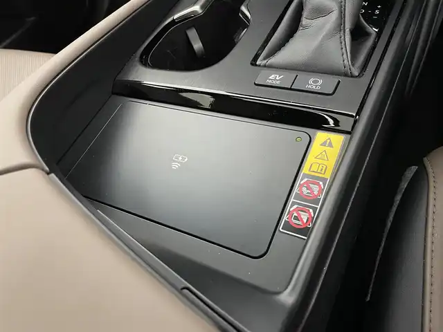 レクサス ＥＳ 300h バージョンL 宮城県 2022(令4)年 2.9万km アイスエクリュマイカメタリック マークレビンソン/パノラミックビューモニター/マークレビンソンサウンド/ヘッドアップディスプレイ/セーフティシステムプラス/・プリクラッシュセーフティ/・レーントレーシングアシスト/・アダプティブハイビームシステム/・レーダークルーズコントロール/・ロードサインアシスト/・先行車発進告知機能/・ドライバー異常時対応システム/ブラインドスポットモニター/パワートランクリッド/AC100Vアクセサリコンセント/パーキングサポートブレーキ（静止物/後方接近車両）/モーヴ内装（セミアニリン本革）/純正ナビ/・フルセグTV/・Bluetooth/・AppleCarPlay/AndroidAuto/・USB端子/ETC2.0/シートヒーター／ベンチレーション/後席シートヒーター/パワーシート/パワーシート（運転席メモリー機能付）/電動パーキングブレーキ/ブレーキホールド/3眼フルLEDヘッドランプ/電動サンシェード（リア）/純正18インチAW/純正フロアマット/置くだけ充電/禁煙車