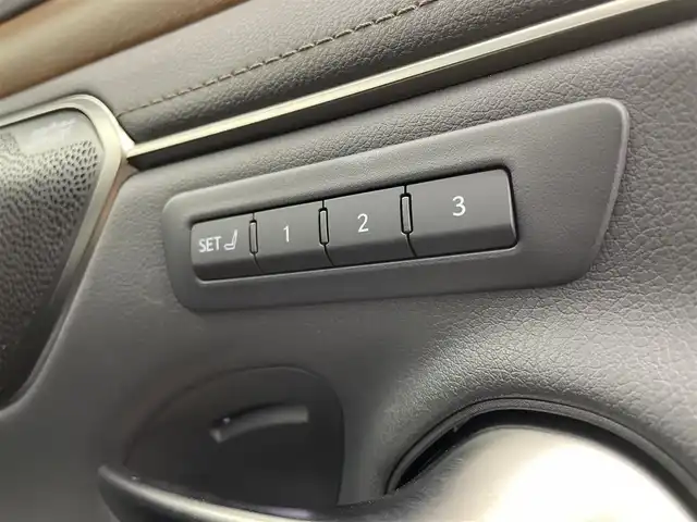 レクサス ＥＳ 300h バージョンL 宮城県 2022(令4)年 2.9万km アイスエクリュマイカメタリック マークレビンソン/パノラミックビューモニター/マークレビンソンサウンド/ヘッドアップディスプレイ/セーフティシステムプラス/・プリクラッシュセーフティ/・レーントレーシングアシスト/・アダプティブハイビームシステム/・レーダークルーズコントロール/・ロードサインアシスト/・先行車発進告知機能/・ドライバー異常時対応システム/ブラインドスポットモニター/パワートランクリッド/AC100Vアクセサリコンセント/パーキングサポートブレーキ（静止物/後方接近車両）/モーヴ内装（セミアニリン本革）/純正ナビ/・フルセグTV/・Bluetooth/・AppleCarPlay/AndroidAuto/・USB端子/ETC2.0/シートヒーター／ベンチレーション/後席シートヒーター/パワーシート/パワーシート（運転席メモリー機能付）/電動パーキングブレーキ/ブレーキホールド/3眼フルLEDヘッドランプ/電動サンシェード（リア）/純正18インチAW/純正フロアマット/置くだけ充電/禁煙車