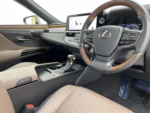 レクサス ＥＳ 300h バージョンL 宮城県 2022(令4)年 2.9万km アイスエクリュマイカメタリック マークレビンソン/パノラミックビューモニター/マークレビンソンサウンド/ヘッドアップディスプレイ/セーフティシステムプラス/・プリクラッシュセーフティ/・レーントレーシングアシスト/・アダプティブハイビームシステム/・レーダークルーズコントロール/・ロードサインアシスト/・先行車発進告知機能/・ドライバー異常時対応システム/ブラインドスポットモニター/パワートランクリッド/AC100Vアクセサリコンセント/パーキングサポートブレーキ（静止物/後方接近車両）/モーヴ内装（セミアニリン本革）/純正ナビ/・フルセグTV/・Bluetooth/・AppleCarPlay/AndroidAuto/・USB端子/ETC2.0/シートヒーター／ベンチレーション/後席シートヒーター/パワーシート/パワーシート（運転席メモリー機能付）/電動パーキングブレーキ/ブレーキホールド/3眼フルLEDヘッドランプ/電動サンシェード（リア）/純正18インチAW/純正フロアマット/置くだけ充電/禁煙車