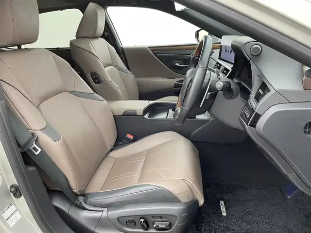 レクサス ＥＳ 300h バージョンL 宮城県 2022(令4)年 2.9万km アイスエクリュマイカメタリック マークレビンソン/パノラミックビューモニター/マークレビンソンサウンド/ヘッドアップディスプレイ/セーフティシステムプラス/・プリクラッシュセーフティ/・レーントレーシングアシスト/・アダプティブハイビームシステム/・レーダークルーズコントロール/・ロードサインアシスト/・先行車発進告知機能/・ドライバー異常時対応システム/ブラインドスポットモニター/パワートランクリッド/AC100Vアクセサリコンセント/パーキングサポートブレーキ（静止物/後方接近車両）/モーヴ内装（セミアニリン本革）/純正ナビ/・フルセグTV/・Bluetooth/・AppleCarPlay/AndroidAuto/・USB端子/ETC2.0/シートヒーター／ベンチレーション/後席シートヒーター/パワーシート/パワーシート（運転席メモリー機能付）/電動パーキングブレーキ/ブレーキホールド/3眼フルLEDヘッドランプ/電動サンシェード（リア）/純正18インチAW/純正フロアマット/置くだけ充電/禁煙車