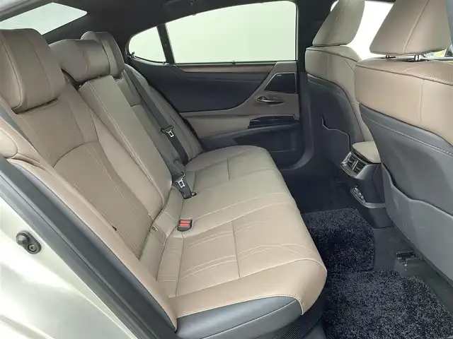 レクサス ＥＳ 300h バージョンL 宮城県 2022(令4)年 2.9万km アイスエクリュマイカメタリック マークレビンソン/パノラミックビューモニター/マークレビンソンサウンド/ヘッドアップディスプレイ/セーフティシステムプラス/・プリクラッシュセーフティ/・レーントレーシングアシスト/・アダプティブハイビームシステム/・レーダークルーズコントロール/・ロードサインアシスト/・先行車発進告知機能/・ドライバー異常時対応システム/ブラインドスポットモニター/パワートランクリッド/AC100Vアクセサリコンセント/パーキングサポートブレーキ（静止物/後方接近車両）/モーヴ内装（セミアニリン本革）/純正ナビ/・フルセグTV/・Bluetooth/・AppleCarPlay/AndroidAuto/・USB端子/ETC2.0/シートヒーター／ベンチレーション/後席シートヒーター/パワーシート/パワーシート（運転席メモリー機能付）/電動パーキングブレーキ/ブレーキホールド/3眼フルLEDヘッドランプ/電動サンシェード（リア）/純正18インチAW/純正フロアマット/置くだけ充電/禁煙車