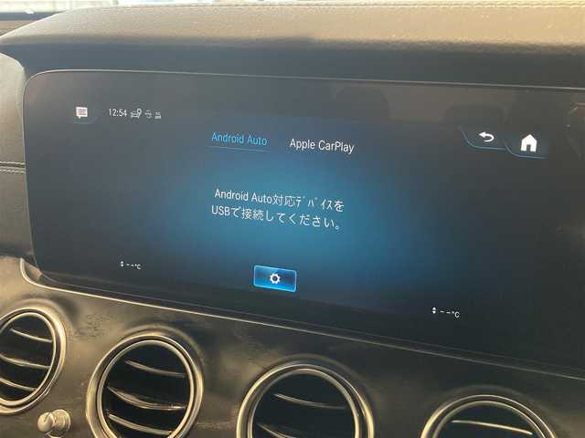 メルセデス・ベンツ Ｅ２２０ｄ スポーツ 千葉県 2021(令3)年 3.2万km ポーラホワイト ・スマートキー/・プッシュスタート/・道路標識アシスト/・アクティブレーンキーピングアシスト/・アクティブブレーキアシスト/・アテンションアシスト/・ブラインドスポットモニター/・レーンチェンジアシスト/・インテリジェントライトシステム/・アクティブステアリングアシスト/・クルーズコントロール(追従式)/・黒革シート/・前席パワーシート/・全席シートヒーター /・純正HDDナビ/　【Bluetooth・USB・AppleCarPlay・AndroidAuto】/・Burmesterサウンドシステム/・フルセグTV/・全方位カメラ/・ETC2.0/・ドライブレコーダー(前後録画)/・パワートランク/・LEDヘッドランプ/・純正マット/・保証書/取説