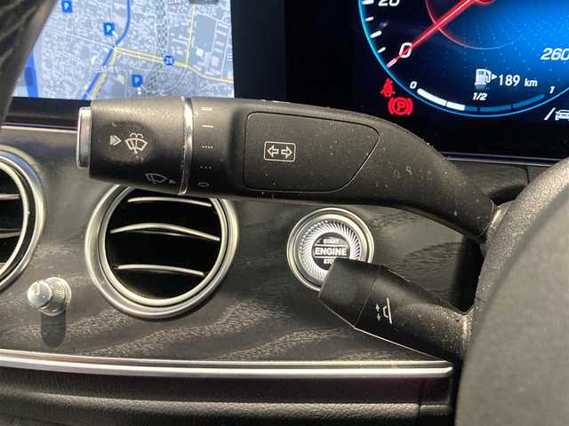 メルセデス・ベンツ Ｅ２２０ｄ スポーツ 千葉県 2021(令3)年 3.2万km ポーラホワイト ・スマートキー/・プッシュスタート/・道路標識アシスト/・アクティブレーンキーピングアシスト/・アクティブブレーキアシスト/・アテンションアシスト/・ブラインドスポットモニター/・レーンチェンジアシスト/・インテリジェントライトシステム/・アクティブステアリングアシスト/・クルーズコントロール(追従式)/・黒革シート/・前席パワーシート/・全席シートヒーター /・純正HDDナビ/　【Bluetooth・USB・AppleCarPlay・AndroidAuto】/・Burmesterサウンドシステム/・フルセグTV/・全方位カメラ/・ETC2.0/・ドライブレコーダー(前後録画)/・パワートランク/・LEDヘッドランプ/・純正マット/・保証書/取説