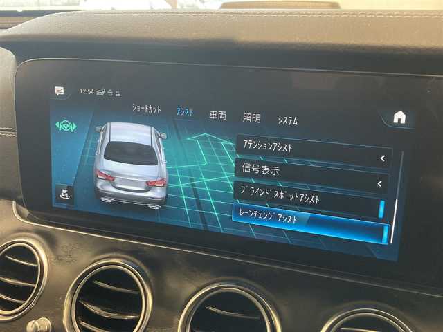 メルセデス・ベンツ Ｅ２２０ｄ スポーツ 千葉県 2021(令3)年 3.2万km ポーラホワイト ・スマートキー/・プッシュスタート/・道路標識アシスト/・アクティブレーンキーピングアシスト/・アクティブブレーキアシスト/・アテンションアシスト/・ブラインドスポットモニター/・レーンチェンジアシスト/・インテリジェントライトシステム/・アクティブステアリングアシスト/・クルーズコントロール(追従式)/・黒革シート/・前席パワーシート/・全席シートヒーター /・純正HDDナビ/　【Bluetooth・USB・AppleCarPlay・AndroidAuto】/・Burmesterサウンドシステム/・フルセグTV/・全方位カメラ/・ETC2.0/・ドライブレコーダー(前後録画)/・パワートランク/・LEDヘッドランプ/・純正マット/・保証書/取説