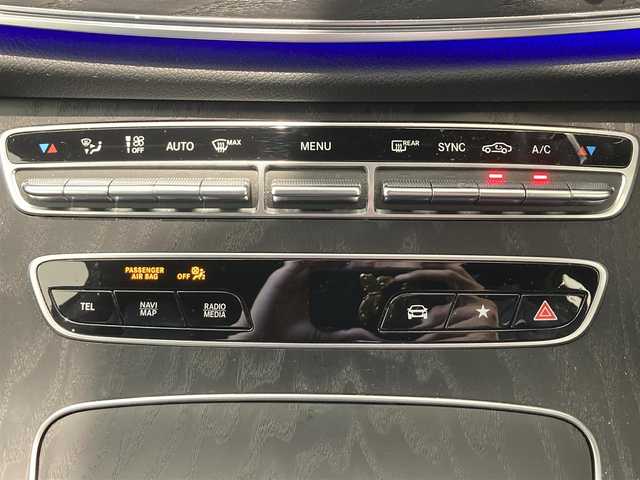 メルセデス・ベンツ Ｅ２２０ｄ スポーツ 千葉県 2021(令3)年 3.2万km ポーラホワイト ・スマートキー/・プッシュスタート/・道路標識アシスト/・アクティブレーンキーピングアシスト/・アクティブブレーキアシスト/・アテンションアシスト/・ブラインドスポットモニター/・レーンチェンジアシスト/・インテリジェントライトシステム/・アクティブステアリングアシスト/・クルーズコントロール(追従式)/・黒革シート/・前席パワーシート/・全席シートヒーター /・純正HDDナビ/　【Bluetooth・USB・AppleCarPlay・AndroidAuto】/・Burmesterサウンドシステム/・フルセグTV/・全方位カメラ/・ETC2.0/・ドライブレコーダー(前後録画)/・パワートランク/・LEDヘッドランプ/・純正マット/・保証書/取説