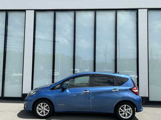日産 ノート e－パワー メダリスト 大阪府 2019(令1)年 14.6万km シャイニングブルー 純正ナビ/   フルセグTV/CD/DVD/Bluetooth/全方位モニター/衝突軽減ブレーキ/横滑り防止装置/コーナーセンサー/スマートルームミラー/レーダークルーズコントロール/レーンキープアシスト/前方ドライブレコーダー/純正15インチアルミホイール/純正フロアマット/プッシュスタート/スマートキー/ＥＴＣ/ＬＥＤ/禁煙車