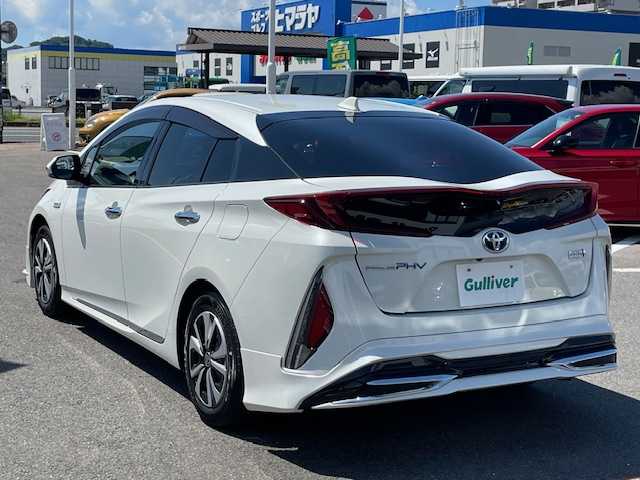トヨタ プリウス ＰＨＶ S ナビパッケージ 長崎県 2018(平30)年 8.5万km ホワイトパールクリスタルシャイン 〇純正ナビ/〇フルセグTV/〇USB端子/〇AUX入力端子/〇ビルトインETC/〇MODELLISTAエアロ/〇プリクラッシュセーフティシステム/〇ステアリング制御機能付き車線逸脱警報/〇アダプティブハイビームシステム/〇レーダークルーズコントロール/〇LEDヘッドランプ/〇LEDフォグランプ/〇SRSエアバッグ/〇バックカメラ/〇スマートキー/〇充電インレット/〇純正15インチアルミホイール/〇オートエアコン/〇ブラックファブリックシート/〇快適温熱シート/〇スマートエントリー/〇スタートシステム/〇禁煙車