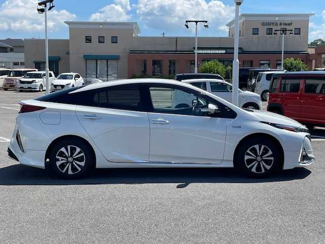 トヨタ プリウス ＰＨＶ S ナビパッケージ 長崎県 2018(平30)年 8.5万km ホワイトパールクリスタルシャイン 〇純正ナビ/〇フルセグTV/〇USB端子/〇AUX入力端子/〇ビルトインETC/〇MODELLISTAエアロ/〇プリクラッシュセーフティシステム/〇ステアリング制御機能付き車線逸脱警報/〇アダプティブハイビームシステム/〇レーダークルーズコントロール/〇LEDヘッドランプ/〇LEDフォグランプ/〇SRSエアバッグ/〇バックカメラ/〇スマートキー/〇充電インレット/〇純正15インチアルミホイール/〇オートエアコン/〇ブラックファブリックシート/〇快適温熱シート/〇スマートエントリー/〇スタートシステム/〇禁煙車