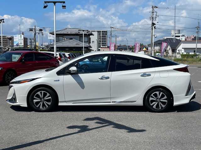 トヨタ プリウス ＰＨＶ S ナビパッケージ 長崎県 2018(平30)年 8.5万km ホワイトパールクリスタルシャイン 〇純正ナビ/〇フルセグTV/〇USB端子/〇AUX入力端子/〇ビルトインETC/〇MODELLISTAエアロ/〇プリクラッシュセーフティシステム/〇ステアリング制御機能付き車線逸脱警報/〇アダプティブハイビームシステム/〇レーダークルーズコントロール/〇LEDヘッドランプ/〇LEDフォグランプ/〇SRSエアバッグ/〇バックカメラ/〇スマートキー/〇充電インレット/〇純正15インチアルミホイール/〇オートエアコン/〇ブラックファブリックシート/〇快適温熱シート/〇スマートエントリー/〇スタートシステム/〇禁煙車