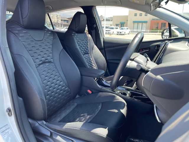 トヨタ プリウス ＰＨＶ S ナビパッケージ 長崎県 2018(平30)年 8.5万km ホワイトパールクリスタルシャイン 〇純正ナビ/〇フルセグTV/〇USB端子/〇AUX入力端子/〇ビルトインETC/〇MODELLISTAエアロ/〇プリクラッシュセーフティシステム/〇ステアリング制御機能付き車線逸脱警報/〇アダプティブハイビームシステム/〇レーダークルーズコントロール/〇LEDヘッドランプ/〇LEDフォグランプ/〇SRSエアバッグ/〇バックカメラ/〇スマートキー/〇充電インレット/〇純正15インチアルミホイール/〇オートエアコン/〇ブラックファブリックシート/〇快適温熱シート/〇スマートエントリー/〇スタートシステム/〇禁煙車