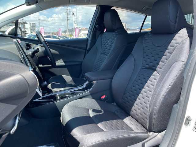 トヨタ プリウス ＰＨＶ S ナビパッケージ 長崎県 2018(平30)年 8.5万km ホワイトパールクリスタルシャイン 〇純正ナビ/〇フルセグTV/〇USB端子/〇AUX入力端子/〇ビルトインETC/〇MODELLISTAエアロ/〇プリクラッシュセーフティシステム/〇ステアリング制御機能付き車線逸脱警報/〇アダプティブハイビームシステム/〇レーダークルーズコントロール/〇LEDヘッドランプ/〇LEDフォグランプ/〇SRSエアバッグ/〇バックカメラ/〇スマートキー/〇充電インレット/〇純正15インチアルミホイール/〇オートエアコン/〇ブラックファブリックシート/〇快適温熱シート/〇スマートエントリー/〇スタートシステム/〇禁煙車