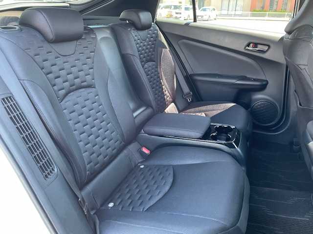 トヨタ プリウス ＰＨＶ S ナビパッケージ 長崎県 2018(平30)年 8.5万km ホワイトパールクリスタルシャイン 〇純正ナビ/〇フルセグTV/〇USB端子/〇AUX入力端子/〇ビルトインETC/〇MODELLISTAエアロ/〇プリクラッシュセーフティシステム/〇ステアリング制御機能付き車線逸脱警報/〇アダプティブハイビームシステム/〇レーダークルーズコントロール/〇LEDヘッドランプ/〇LEDフォグランプ/〇SRSエアバッグ/〇バックカメラ/〇スマートキー/〇充電インレット/〇純正15インチアルミホイール/〇オートエアコン/〇ブラックファブリックシート/〇快適温熱シート/〇スマートエントリー/〇スタートシステム/〇禁煙車